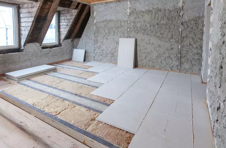 częściowo ułożone płyty 