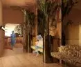 Autorka nawiązuje do stylistyki a art déco