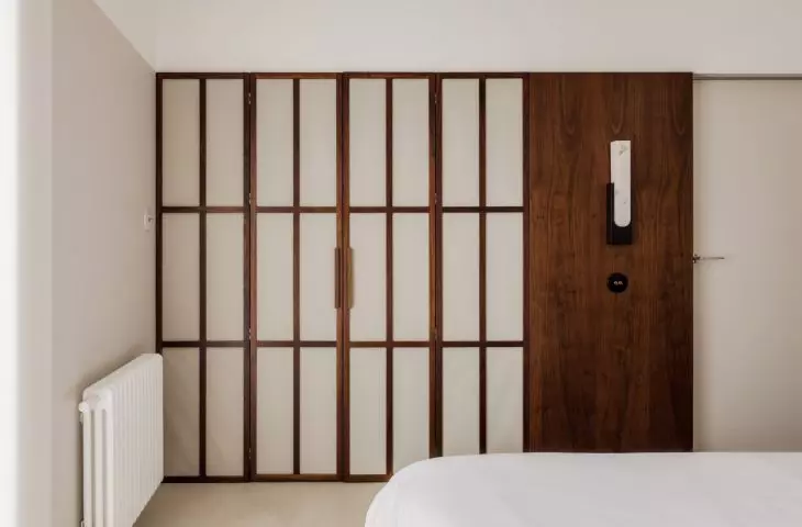 The dressing room is separated from the bedroom by a fabric door referring to Japanese shōji screens