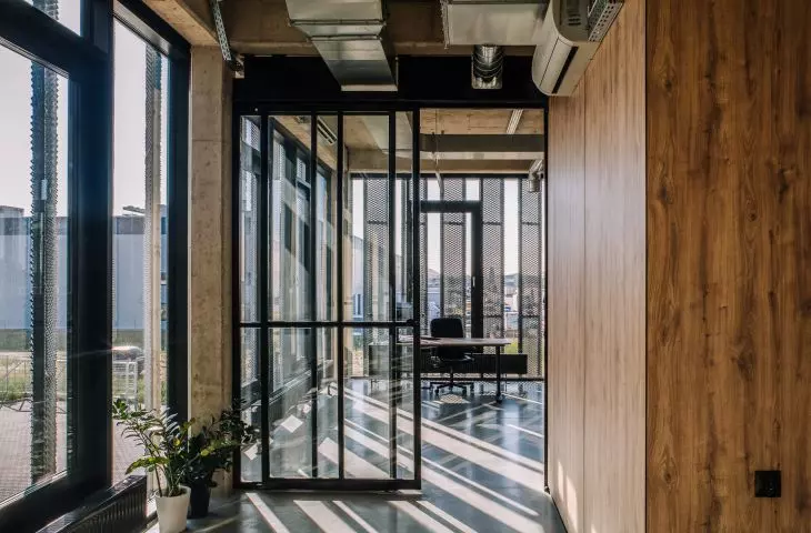 Transitions between rooms