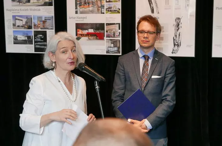 kuratorka wystawy, Marta A. Urbańska i prezes krakowskiego oddziału SARP podczas wernisażu