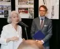 kuratorka wystawy, Marta A. Urbańska i prezes krakowskiego oddziału SARP podczas wernisażu