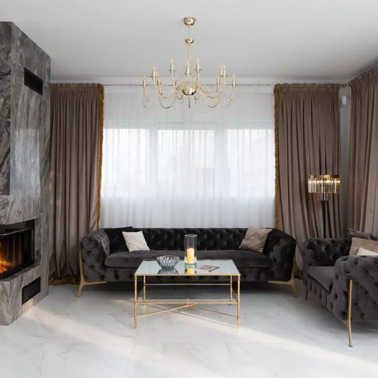 Traditional chandeliers will fit perfectly into glamour style interiors