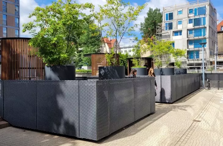 Przestrzeń przy biurowcu Globis w Poznaniu - proj. Insomia