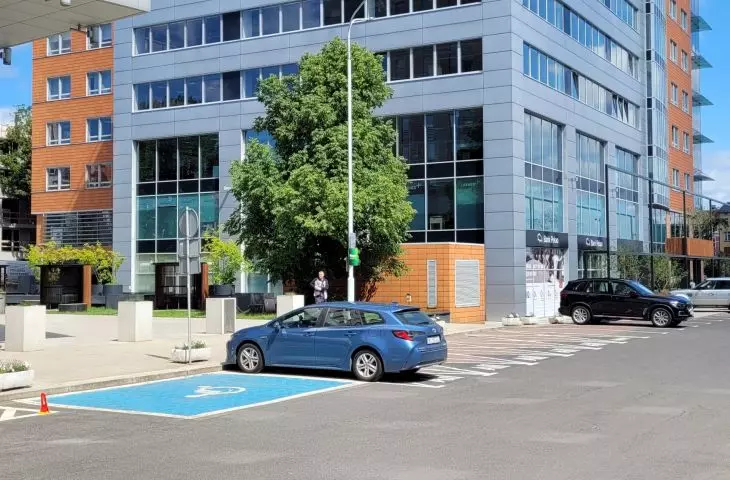 Przestrzeń przy biurowcu Globis w Poznaniu - proj. Insomia