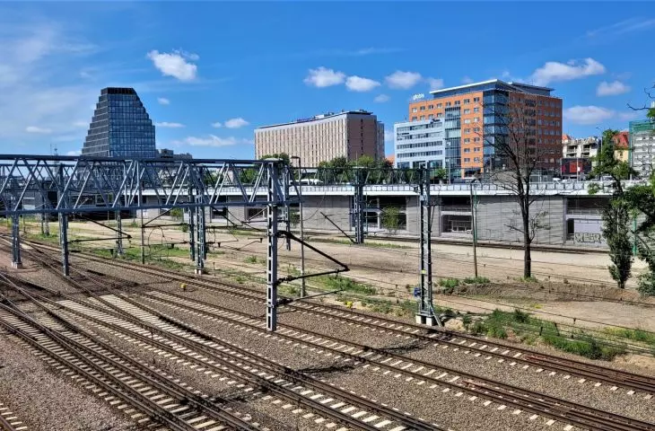 Przestrzeń przy biurowcu Globis w Poznaniu - proj. Insomia