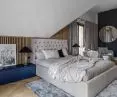 Nowoczesna sypialnia z piękną podłogą od Kaczkan