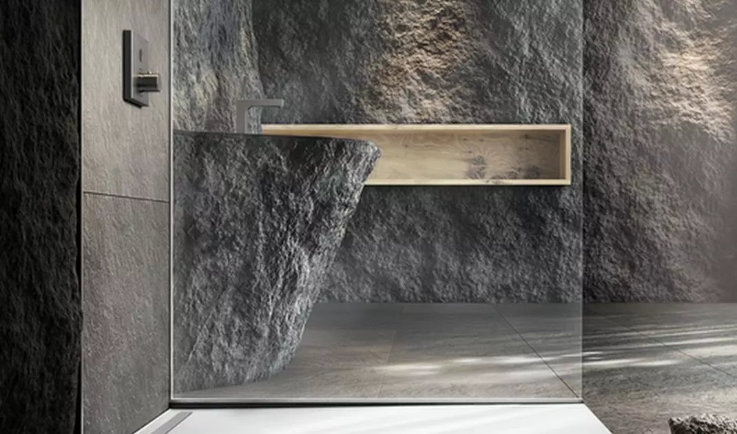 Wall imitating rock in the bathroom