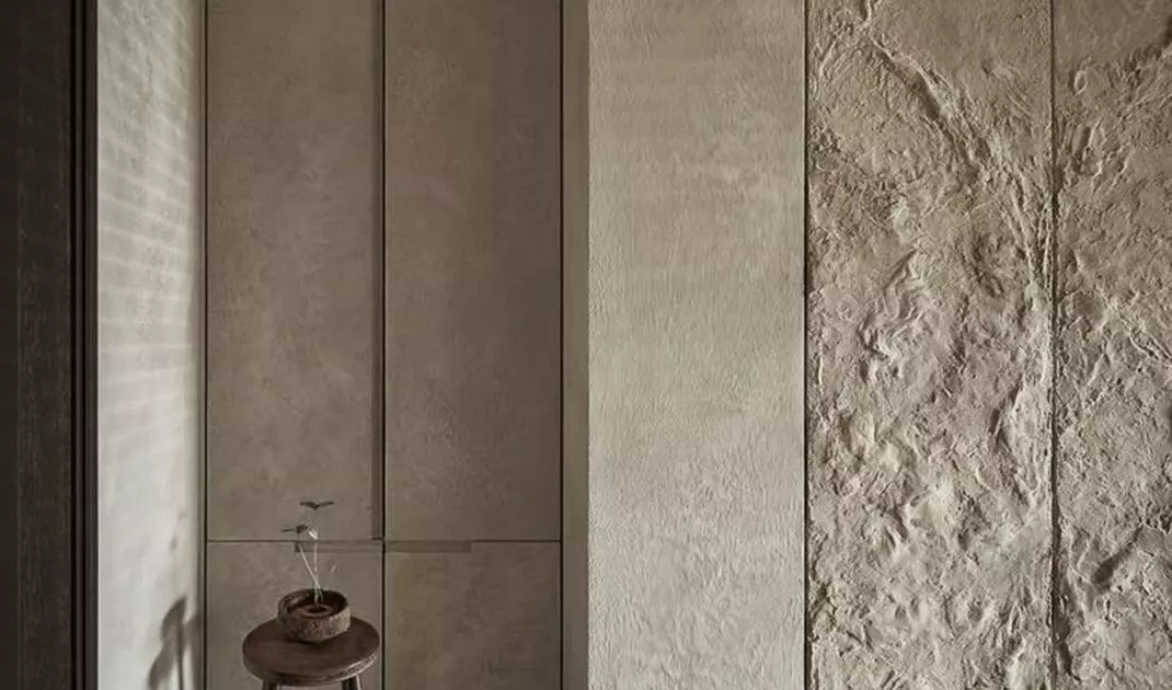 Textured wall in the interior