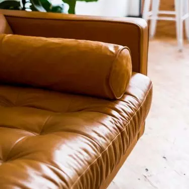 Sofa in caramel shade will warm up the interior perfectly