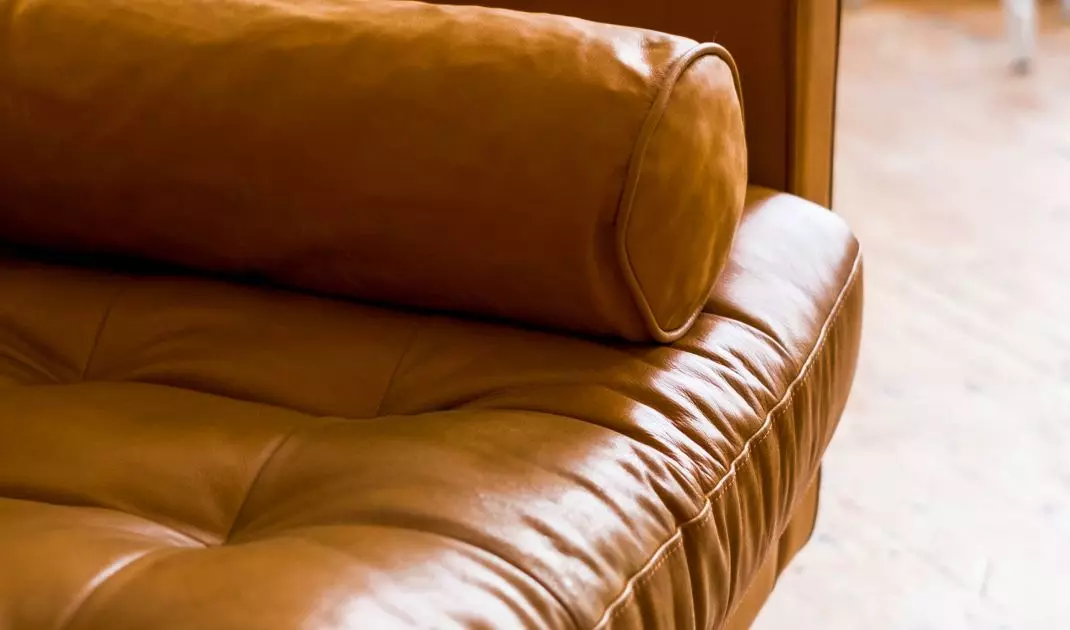Sofa in caramel shade will warm up the interior perfectly