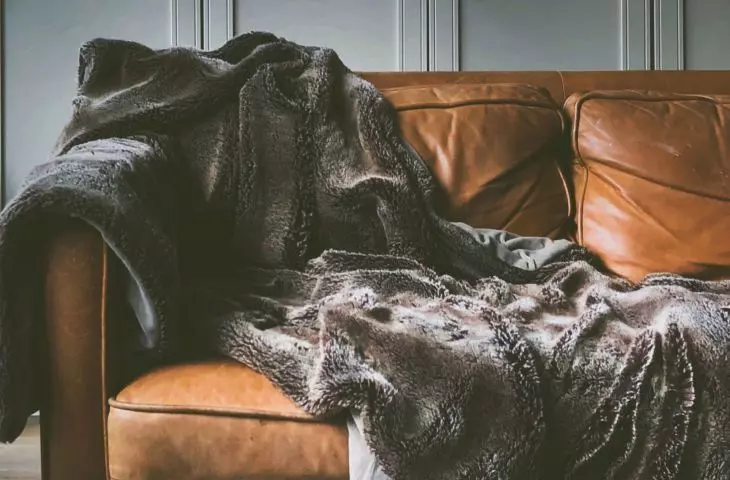 A fluffy blanket will complete the sytlization