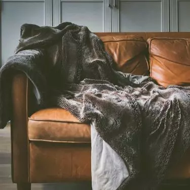 A fluffy blanket will complete the sytlization