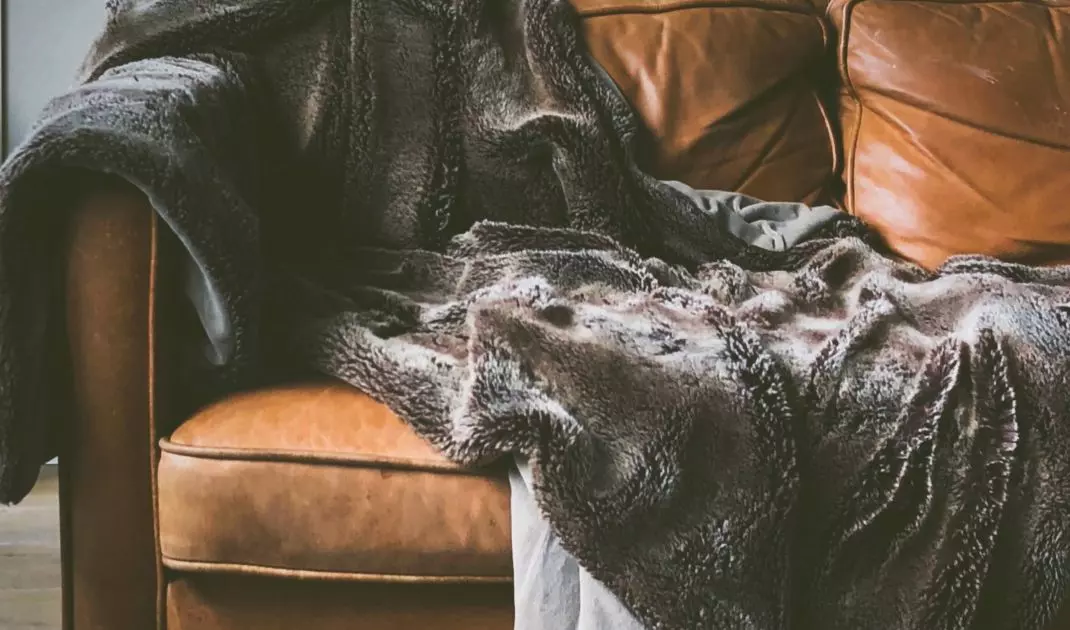 A fluffy blanket will complete the sytlization