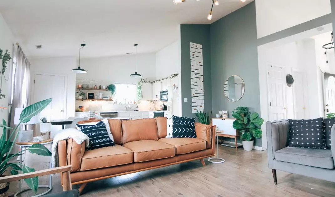 Brown sofa will be a perfect breakthrough of the interior in subdued colors