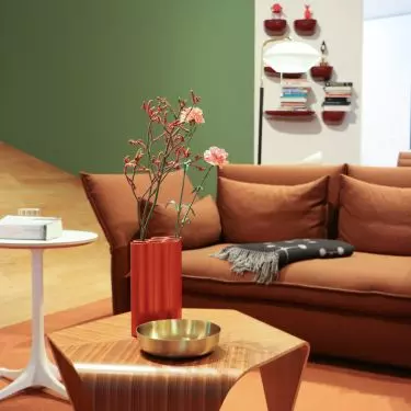 Sofa w brązowym odcieniu wpadającym w pomarańcz doskonale sprawdzi się w pokoju w stylu vintage