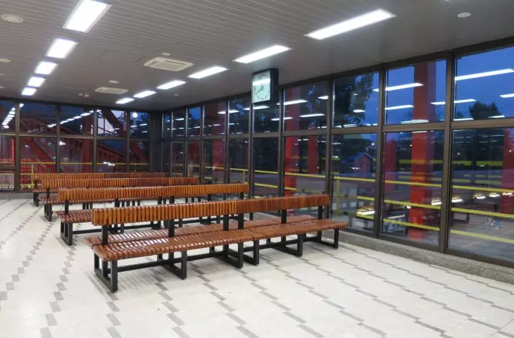 waiting room in the passageway above the tracks