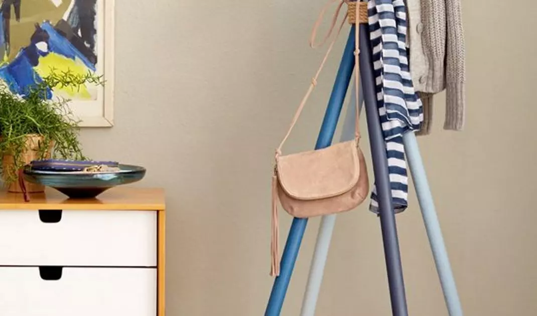 Pole hanger
