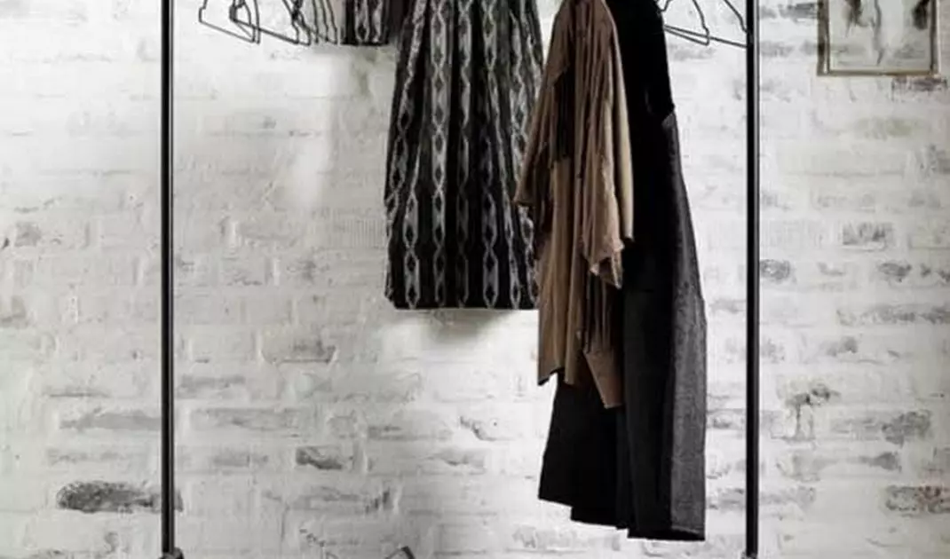 Free standing cabinet hanger