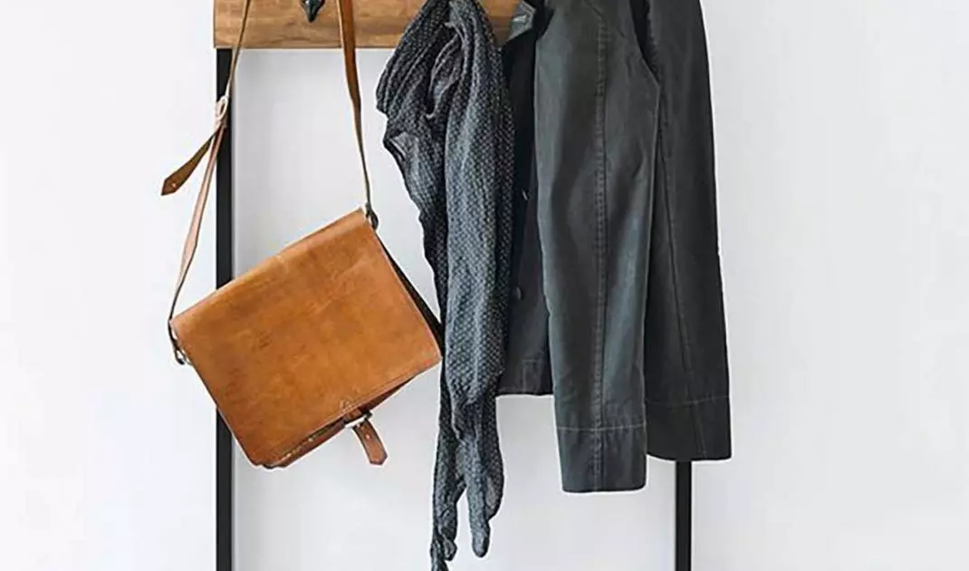 Free standing cabinet hanger