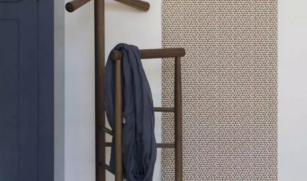 Free-standing hanger