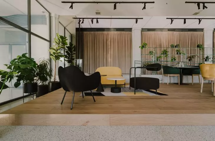 Taras we wnętrzu restauracji