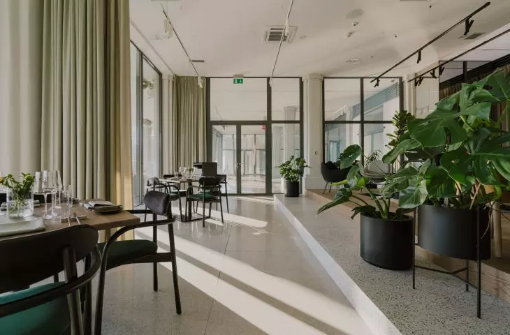 Na podłodze architekci zastosowali płytki z lastryko 