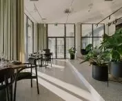 Na podłodze architekci zastosowali płytki z lastryko 