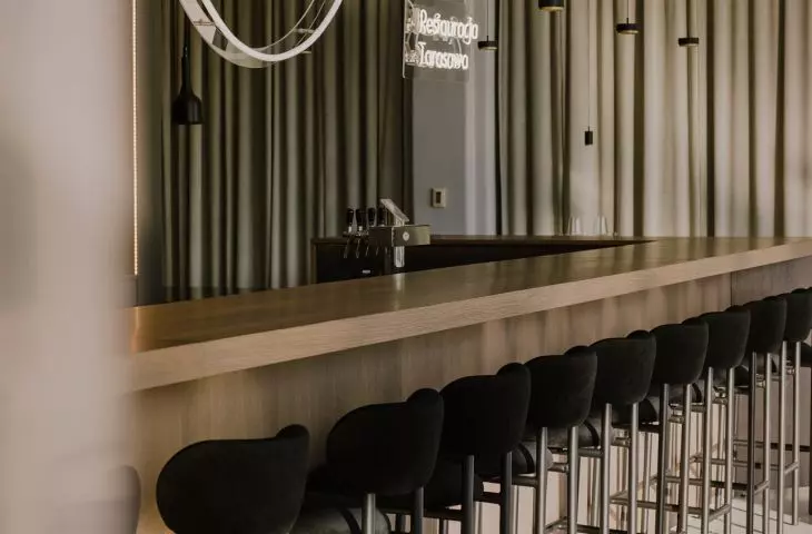 Długi bar z charakterystycznym neonem