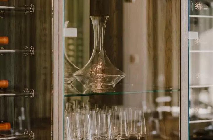 Restauracja Tarasowa, detal przeszklonej szafki na wina