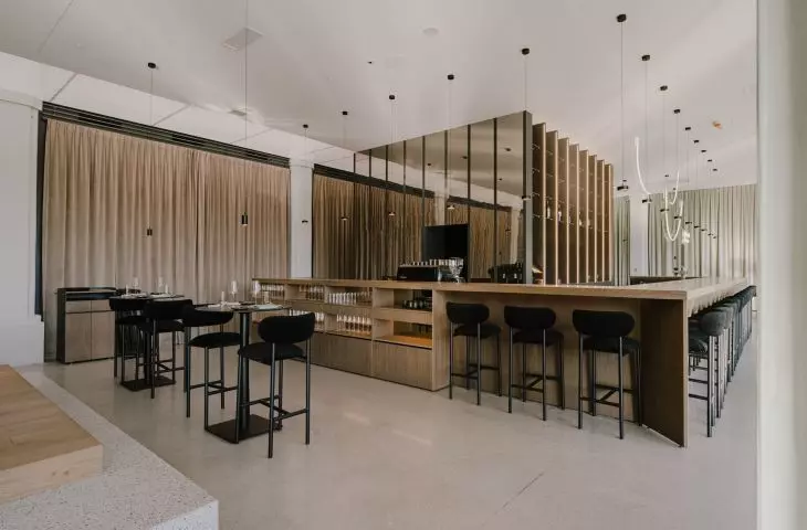Długi bar sprzyja rozmowom