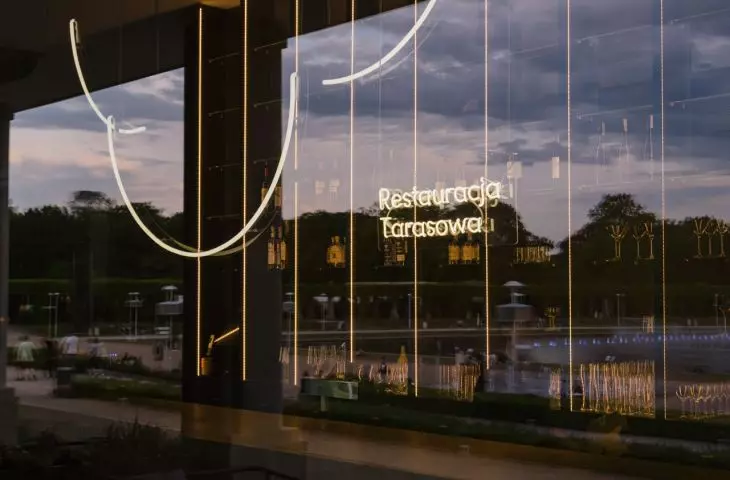 Wrocław odbity w witrynie restauracji