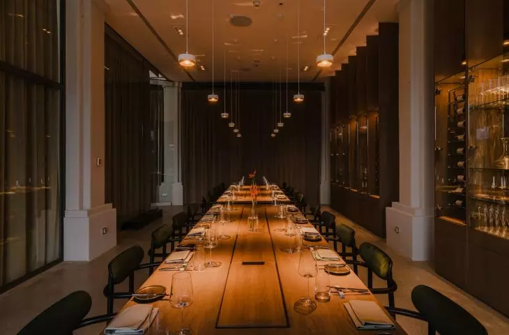 Wnętrze restauracji wieczorem