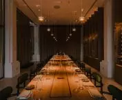 Wnętrze restauracji wieczorem