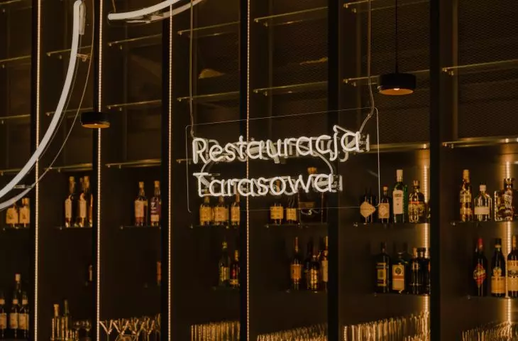 Bar ozdabia neon