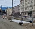 nieliczne i trudne do odnalezienia strzałki kierunkowe (na płocie)