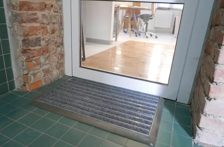 wycieraczki aluminiowe, pomieszczenie biurowe (realizacja 2022 rok)