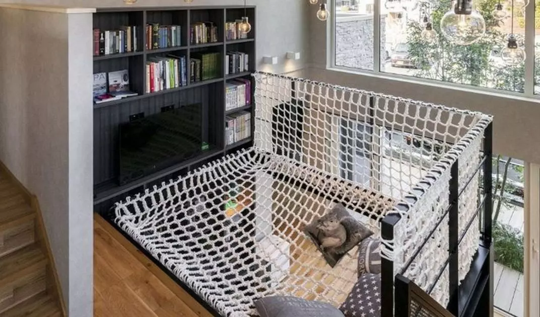 Reading corner with hammock netting