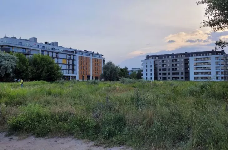 the area envisaged in the master plan for a new church; in the background, on the left: a block of flats on Niemen Street, where the 