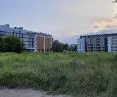 teren przewidziany w mpzp pod nowy kościół; w tle, po lewej: blok przy ul. Niemena, w którym znajdzie się „kościół w sklepie”