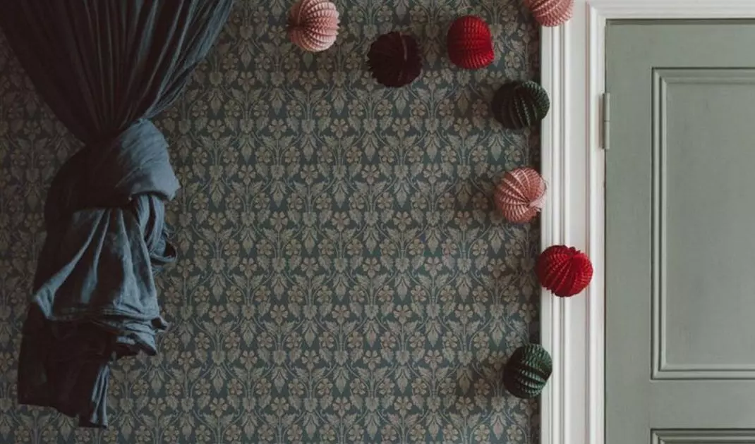 Wallpaper with floral pattern