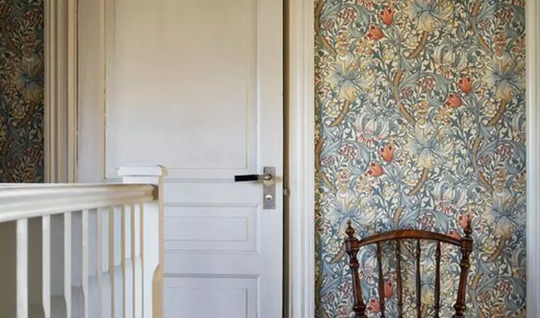 Wallpaper with floral pattern