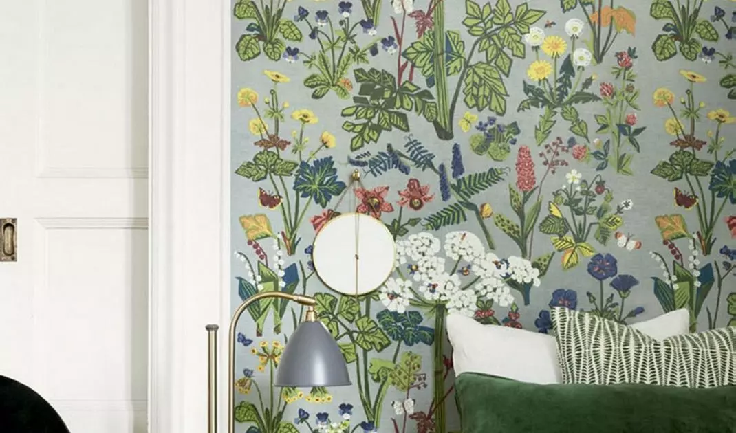 Wallpaper with a graphic floral motif