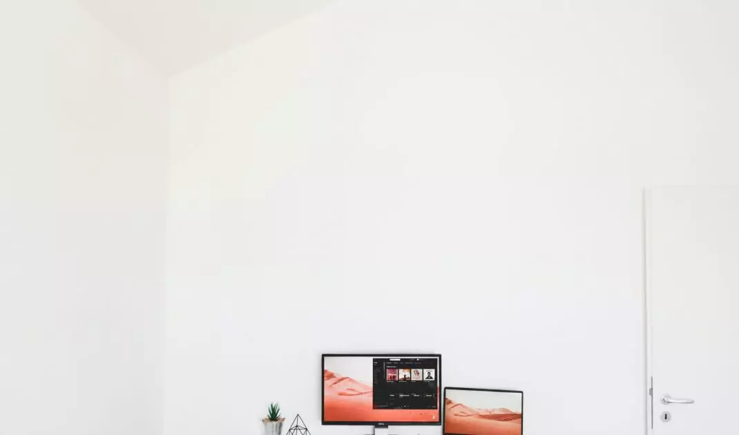 An office kept in bright colors will allow us to focus