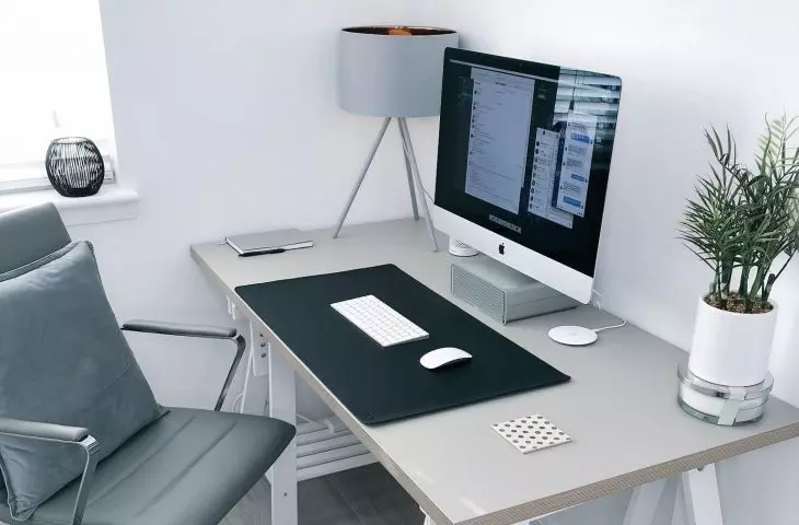 Kluczowym elementem biura jest ergonomiczny fotel