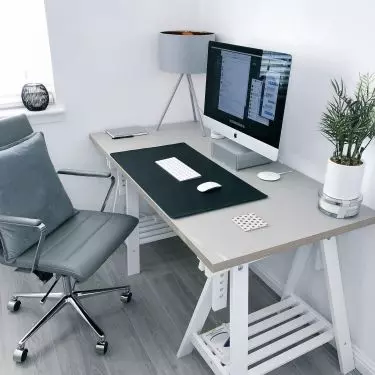 Kluczowym elementem biura jest ergonomiczny fotel