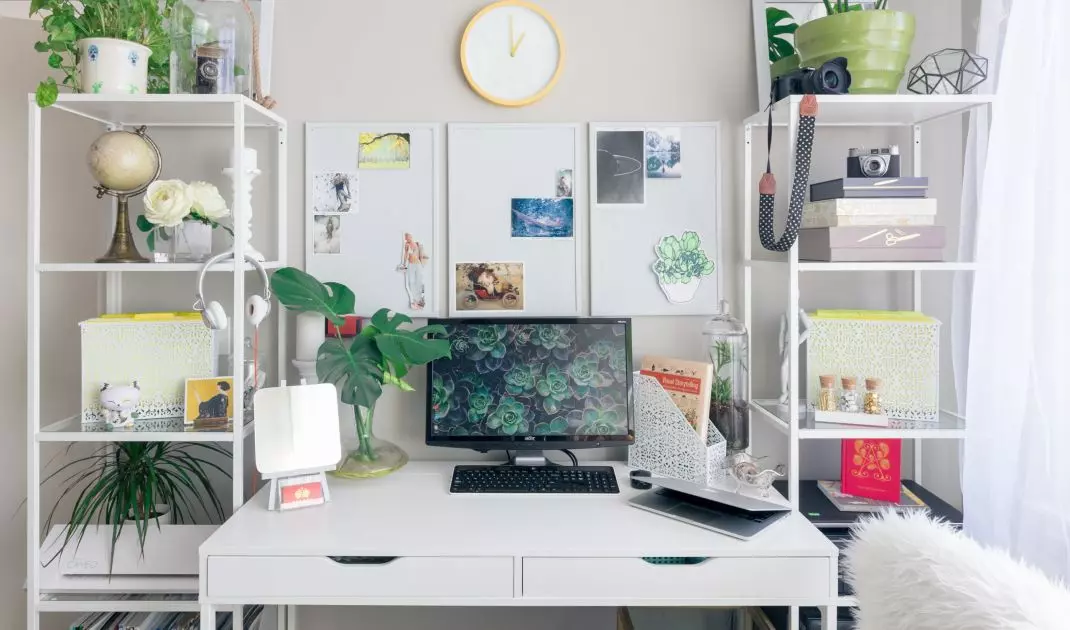 In a Scandinavian-style office, bet on accessories that have a connection with nature 