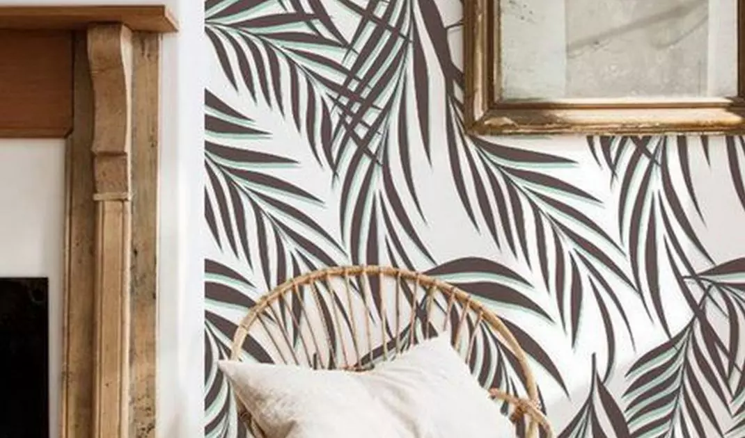 Wallpaper with a delicate pattern is a good background for boho style pieces