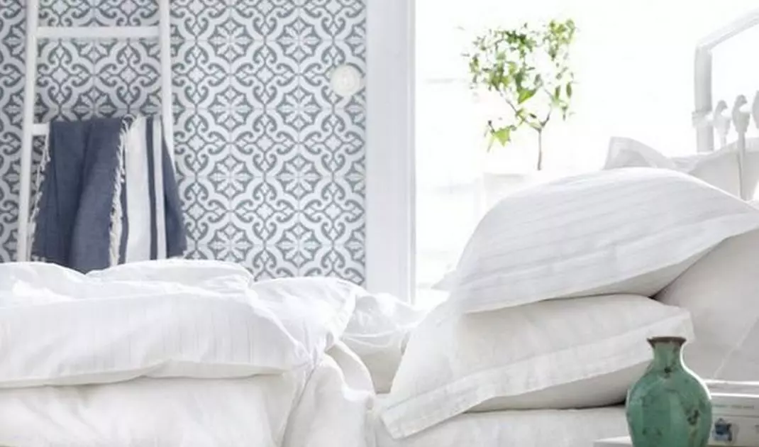 Pastel colored wallpaper in the bedroom