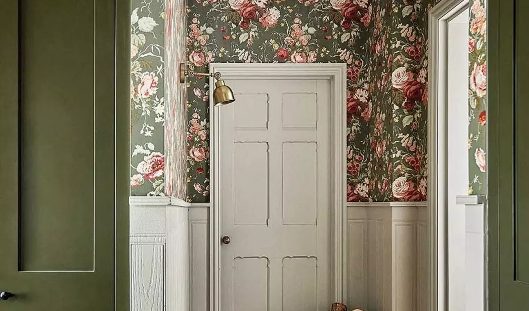 Patterned wallpaper in the hallway